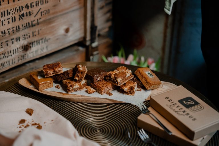 Home Brievenbus Cadeau assortiment met Haagsche Hopjes, chocolade, kaneel en walnoot banketjes in verpakking