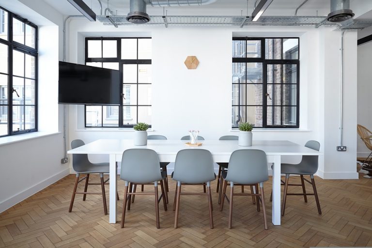Moderne stoelen in een interieur waar stoelglijders nodig zijn voor vloerbescherming