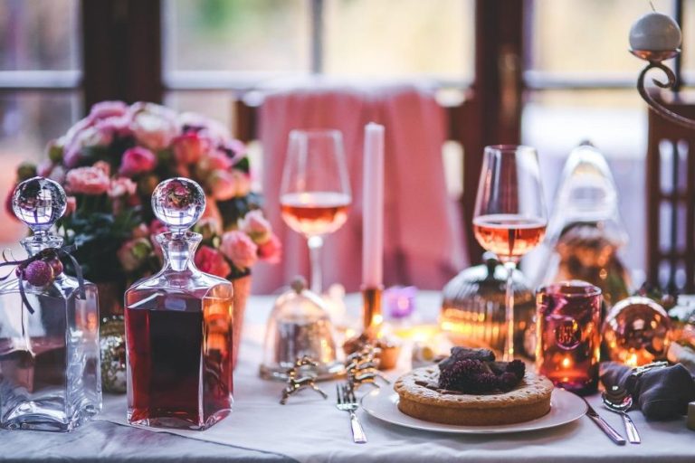 Restaurant tafeldecoratie voor onvergetelijke diner ervaring met sfeervolle verlichting en elegante tafelsetting