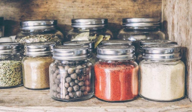 Cajun-kruiden mix met paprika, cayennepeper en andere specerijen uit Louisiana