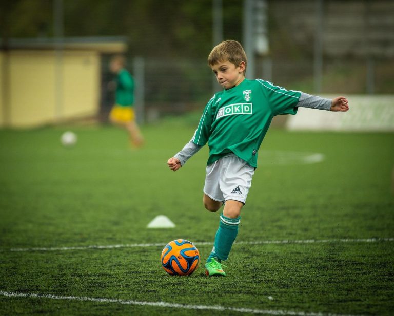 Home Fans in teamkleuren tonen eenheid en teamwerk in voetbalfandom, symbool van gezamenlijke passie en solidariteit.